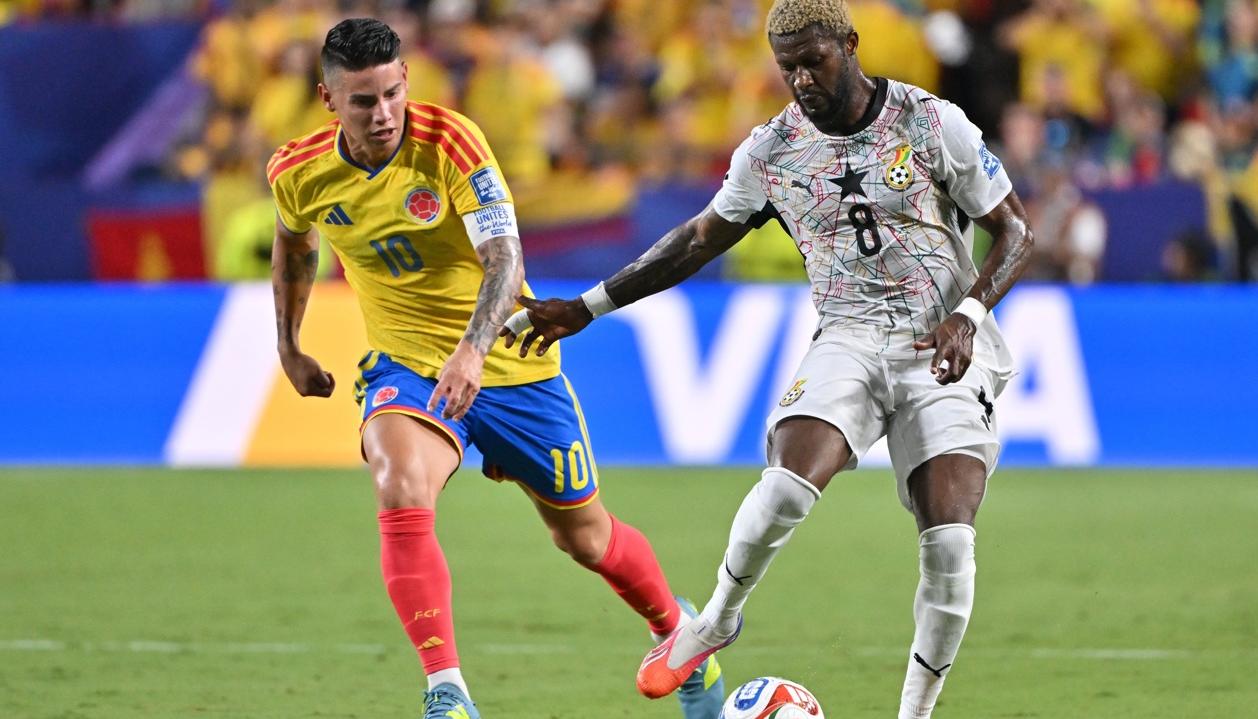 James Rodríguez persigue al ghanés Kwasi Sibo.