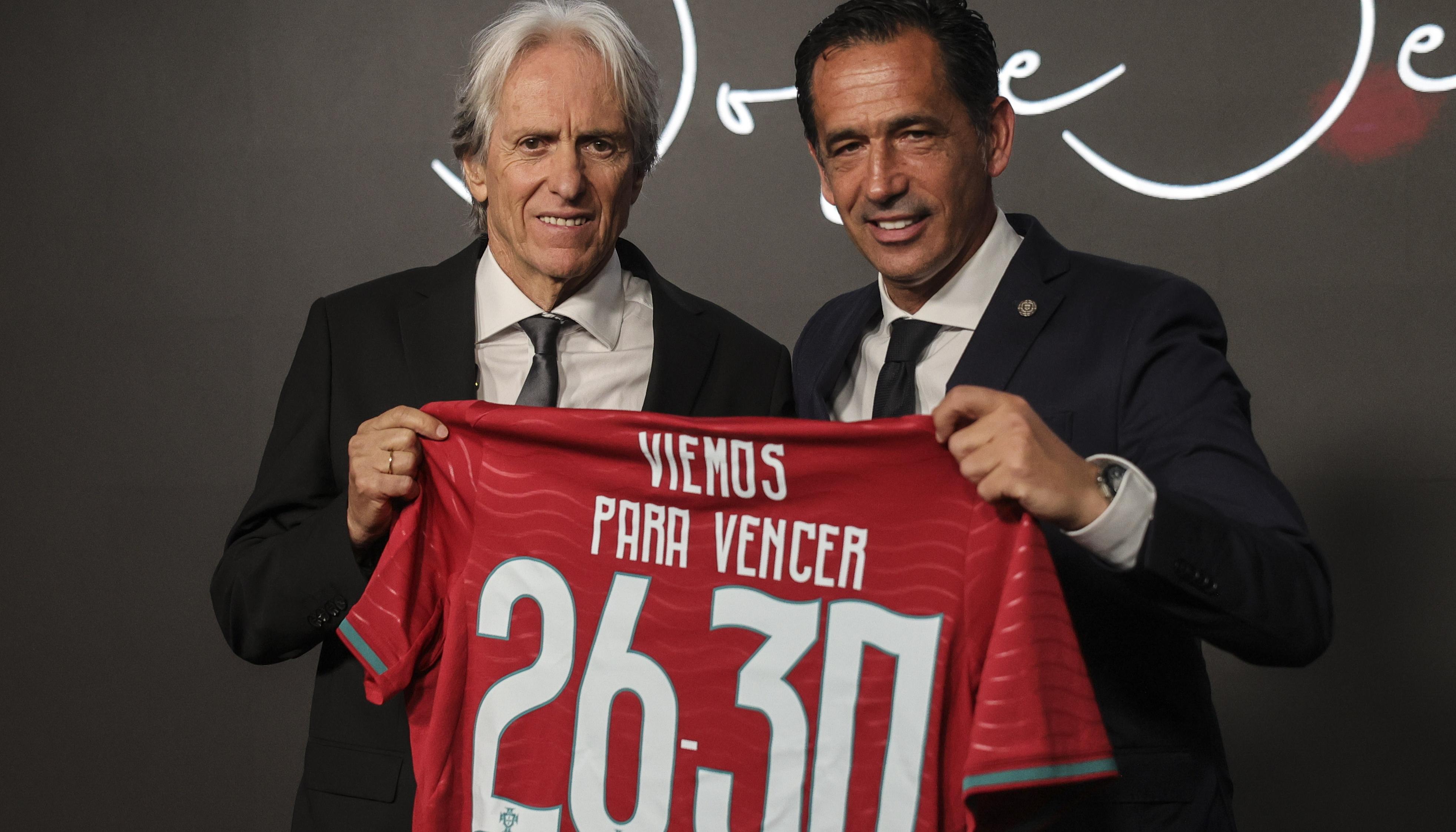 Jorge Jesus acompañado de Pedro Proenca, presidente de la Federación Portuguesa de Fútbol. 