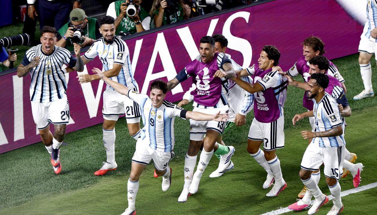 Julián Álvarez celebra tras marcar el segundo gol de Argentina en el primer tiempo suplementario.