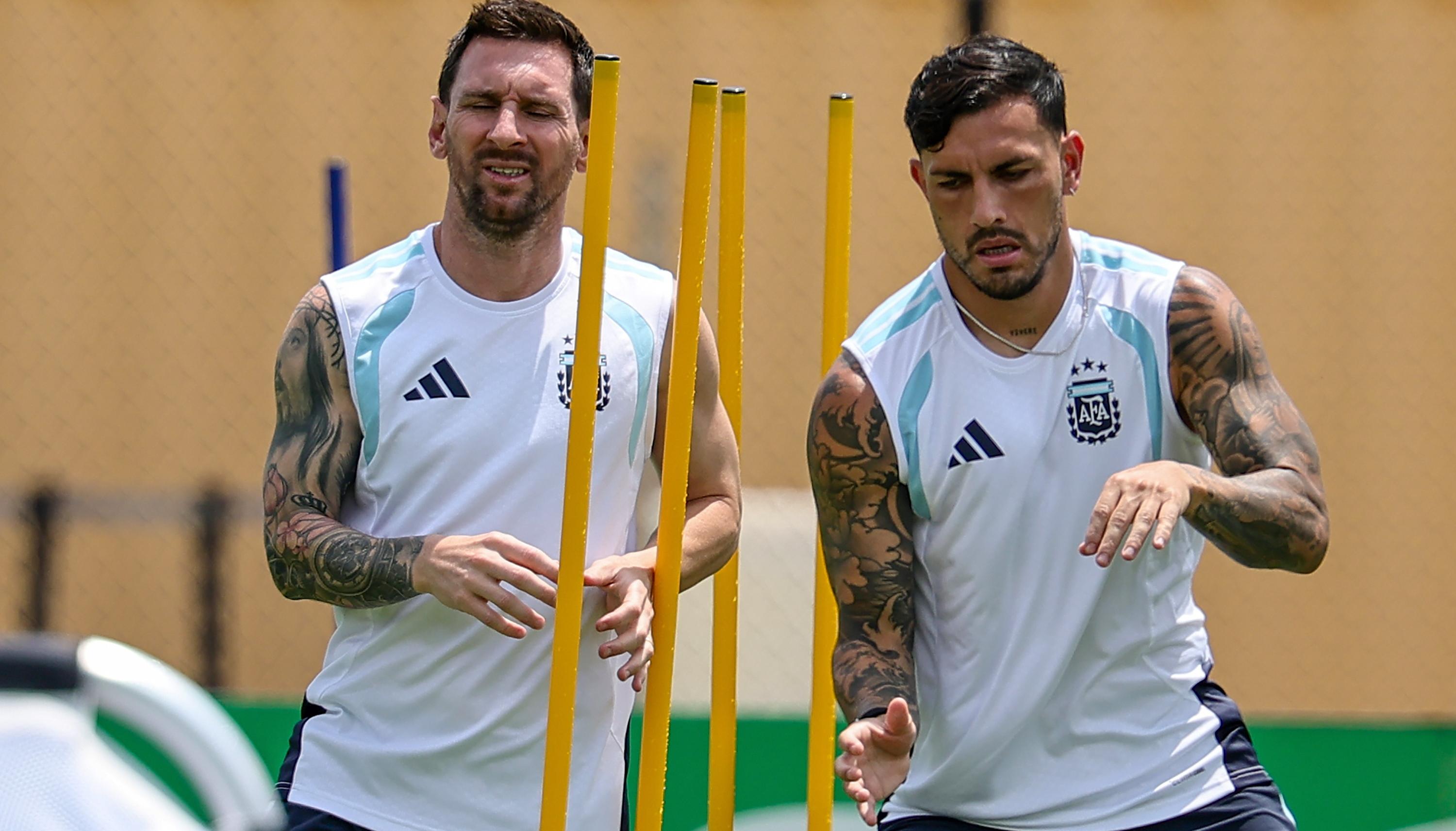 Lionel Messi y Leandro Paredes durante un entrenamiento de Argentina.