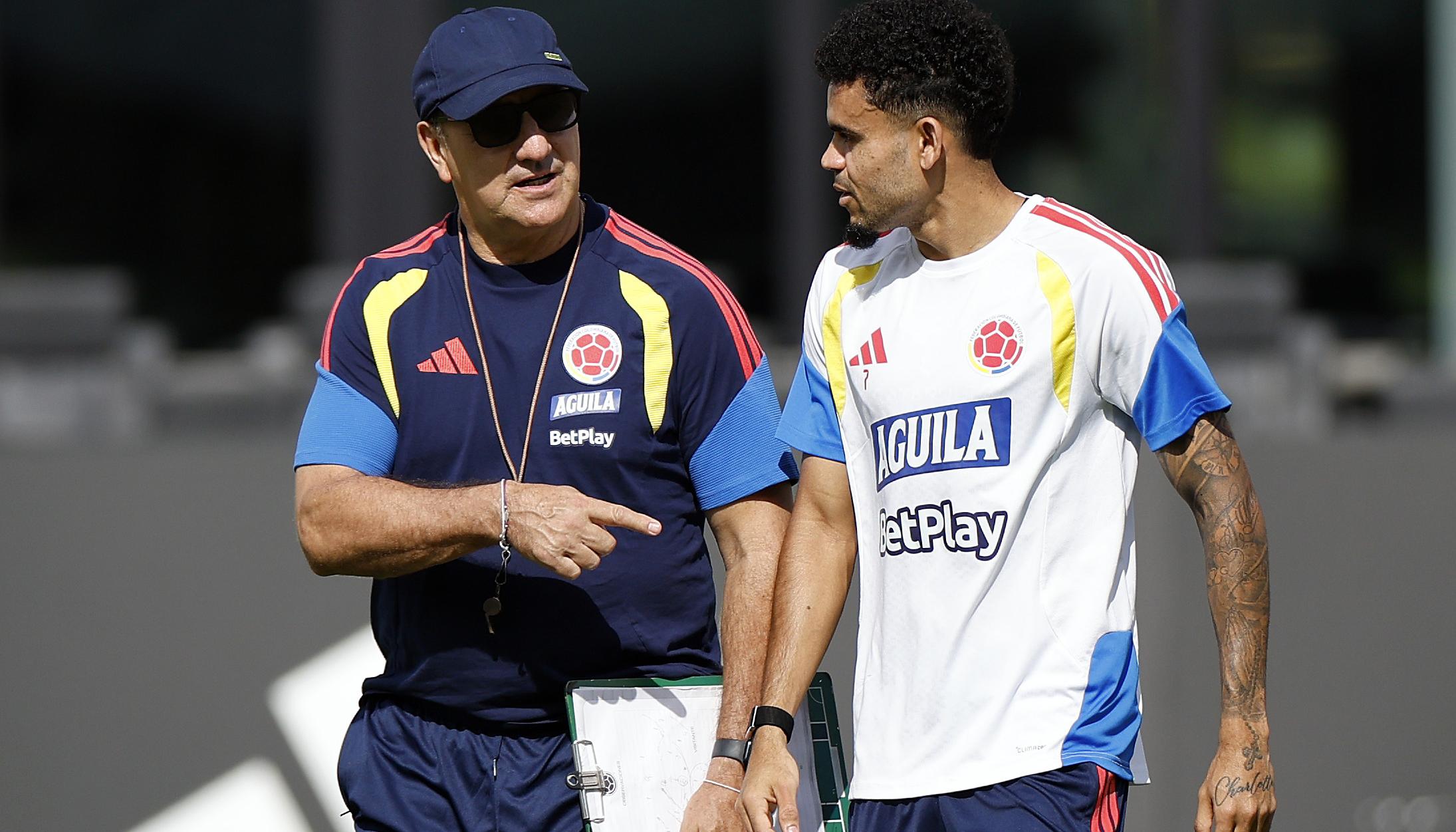 Néstor Lorenzo, técnico de Colombia, con el guajiro Luis Díaz. 