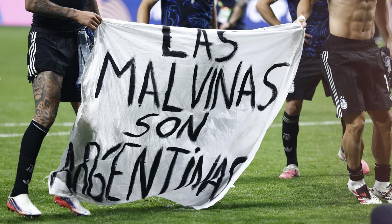 El cartel que sacaron los jugadores de Argentina al final del partido.