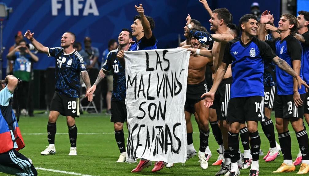 La pancarta que exhibieron los jugadores argentinos tras el partido contra Inglaterra.