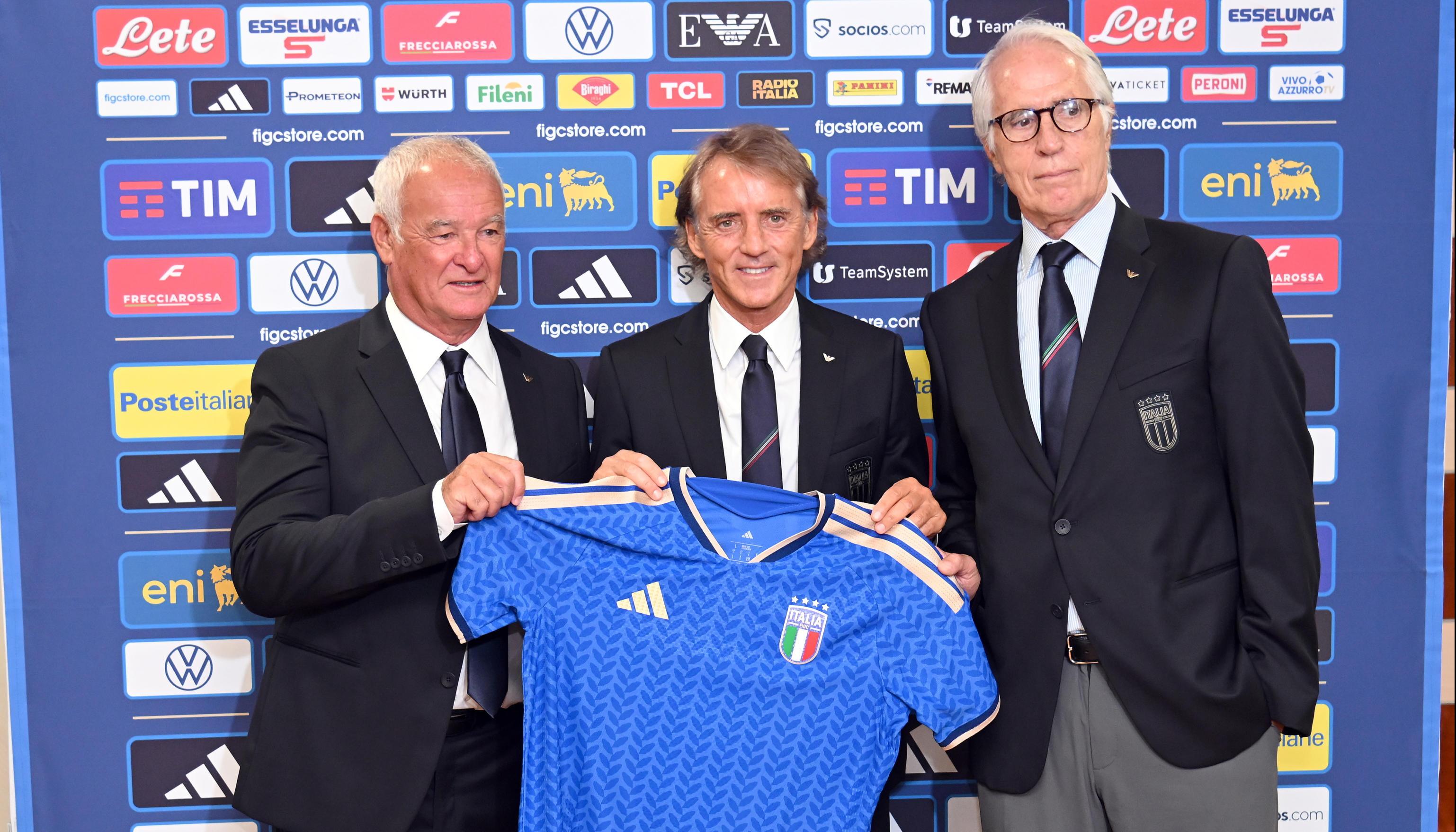 Roberto Mancini (centro), acompañado de Claudio Ranieri y Giovanni Malagò, presidente de la FIGC.