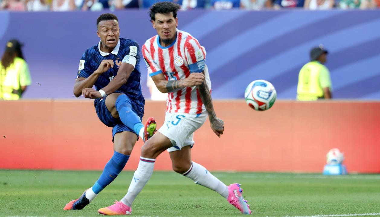 Kylian Mbappé en un remate a la portería de Paraguay.