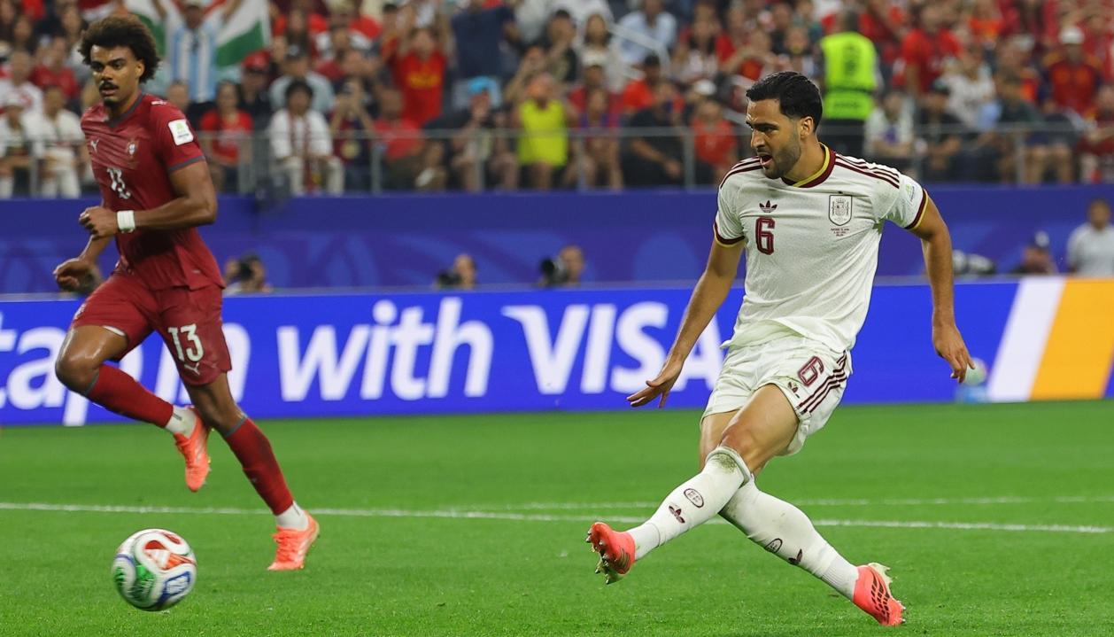 El remate de Mikel Merino que terminó en gol para España.