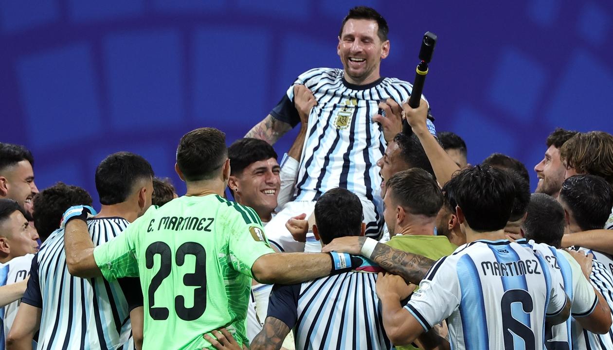 Lionel Messi celebra con sus compañeos tras la victoria en octavos sobre Egipto.