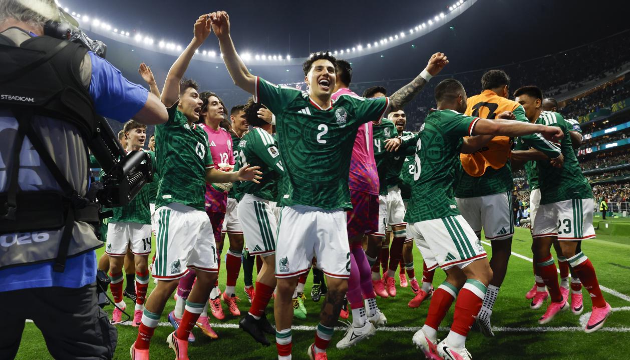 Jugadores de México celebrando el triunfo sobre Ecuador.