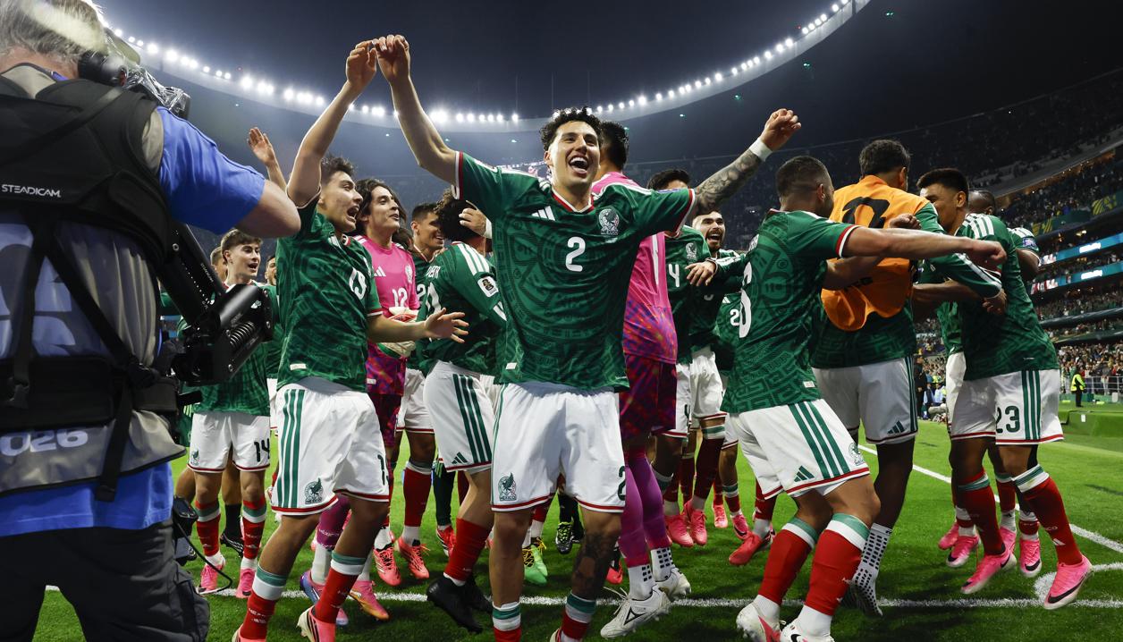 Jugadores de México celebrando el triunfo sobre Ecuador.