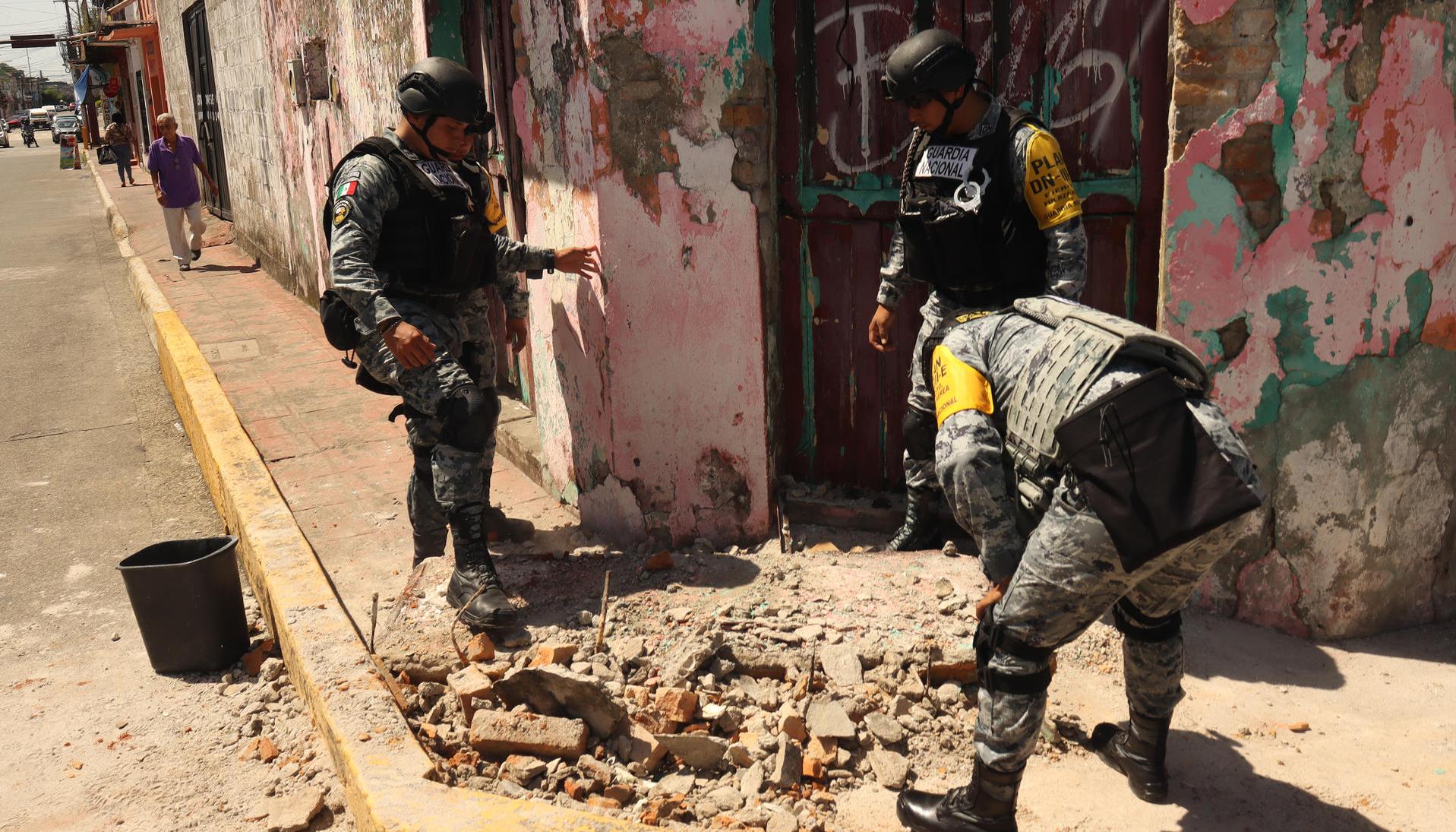Integrantes de la Guardia Nacional de México remueven escombros provocados por el sismo de 7.4 registrado este viernes.