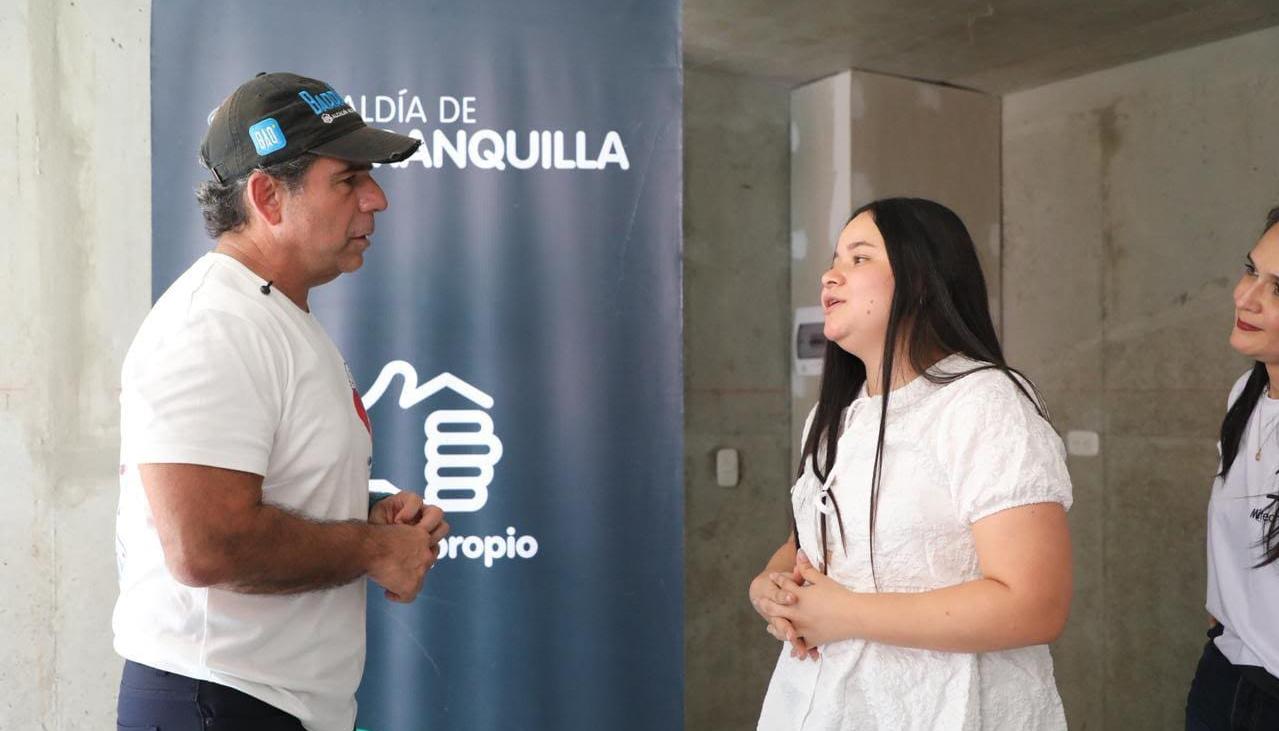 Alcalde Char con una de las beneficiarias de 'Mi Techo Propio'. 