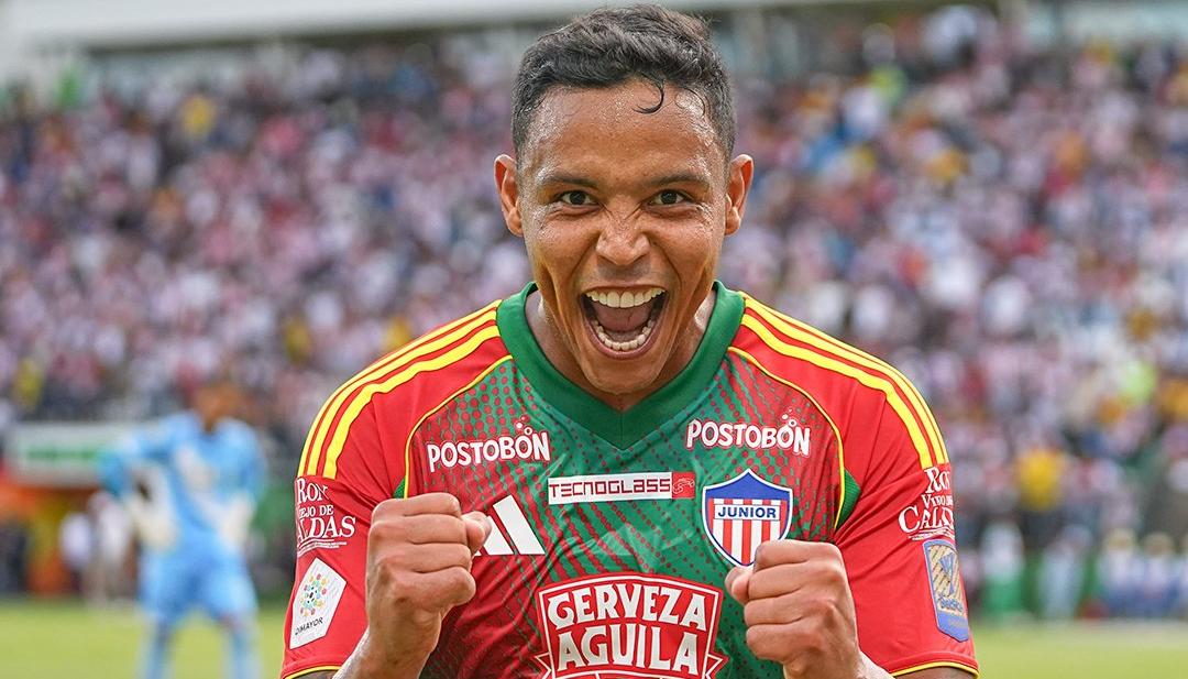 Luis Fernando Muriel celebra uno de sus goles contra Equipo Azul. 