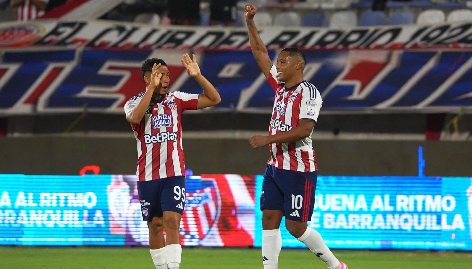 Muriel festeja con Fabián Correa el primer gol del Junior.