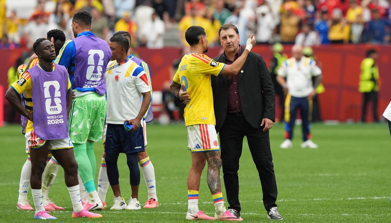 Néstor Lorenzo es consolado por Daniel Muñoz al final del partido.