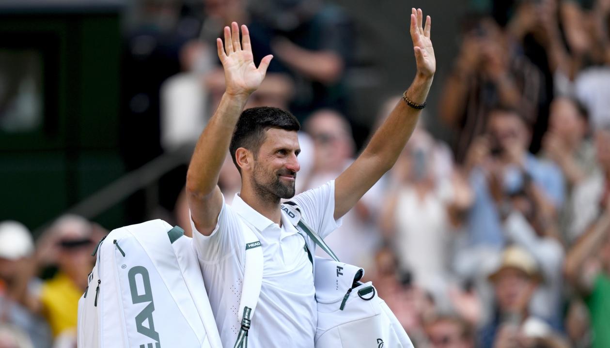 Novak Djokovic se despide del público tras quedar eliminado ante Jannik Sinner.
