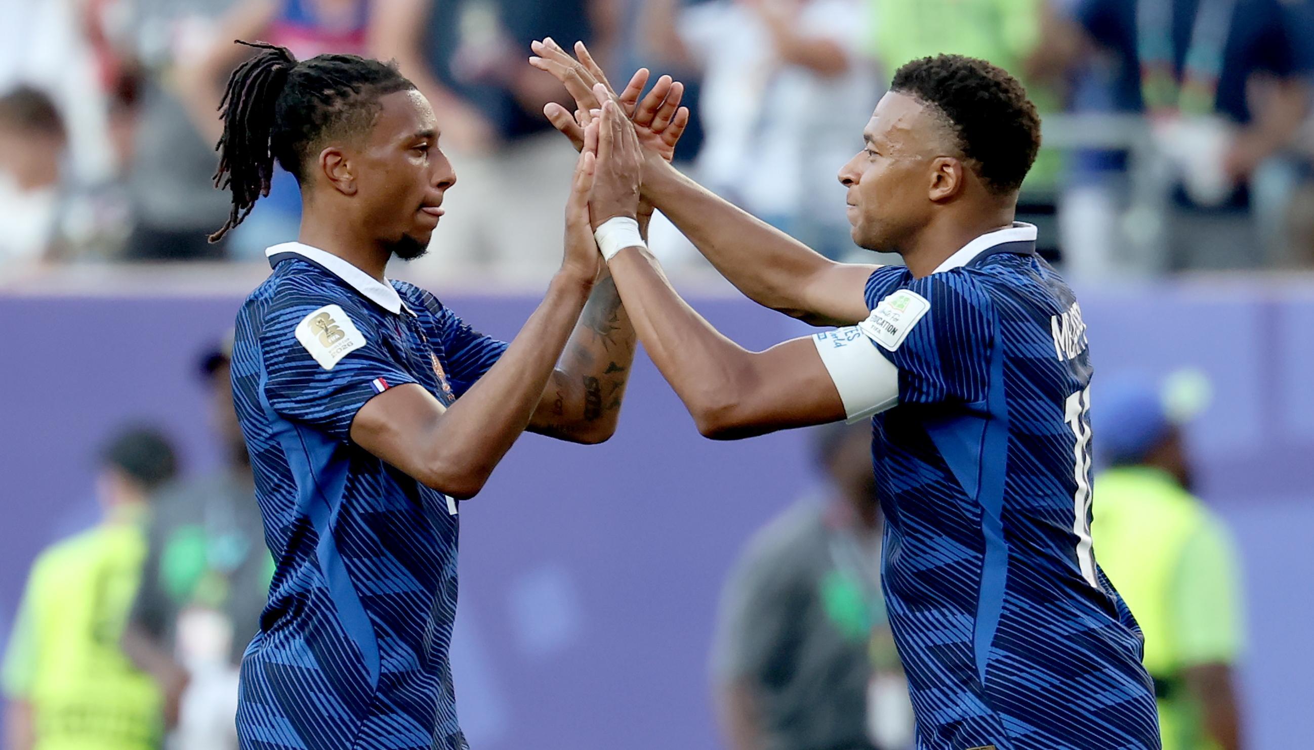 Michael Olise y Kylian Mbappé, delanteros de la selección francesa. 