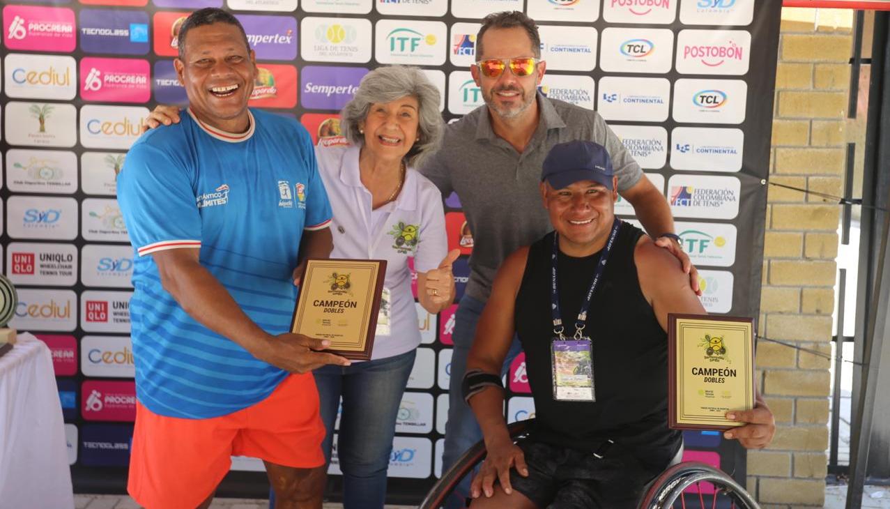 El atlanticense Eliécer Oquendo en la premiación con el peruano Ysabelino Apaza. 