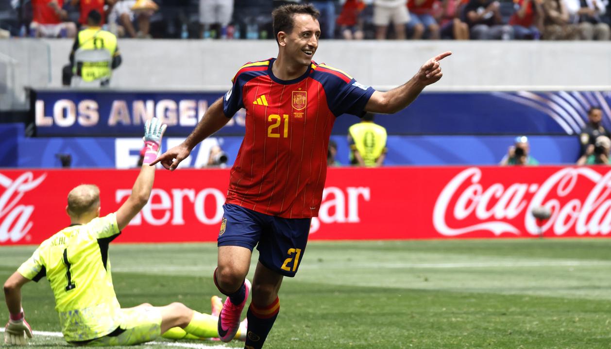 Mikel Oyarzabal inicia su festejo tras marcar el tercer gol de España. 