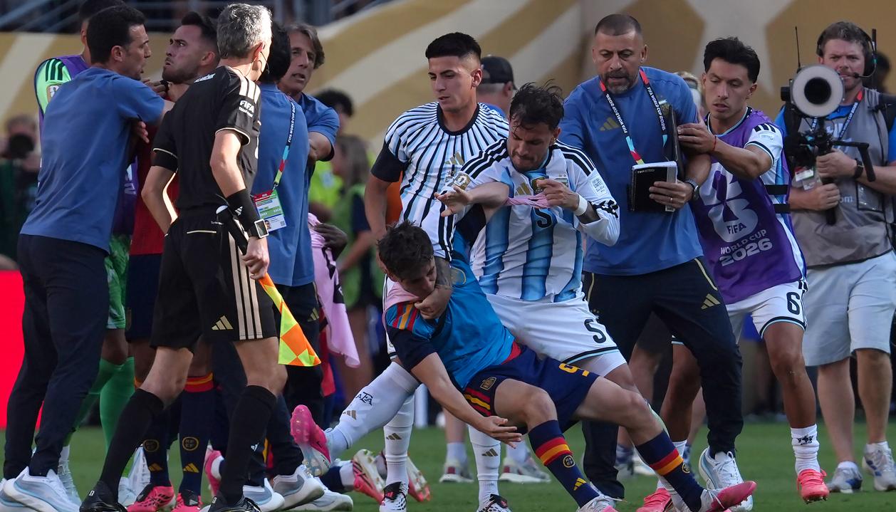 El incidente de Leandro Paredes y Gavi al finalizar el partido entre España y Argentina.