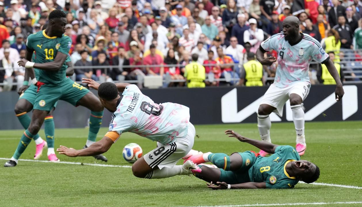 La pena máxima cometida por Lamine Camara a Youri Tielemans sobre el final del segundo tiempo suplementario.