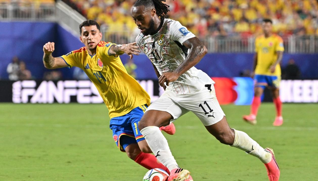 Gustavo Puerta trata de evitar la escapada del ghanés Antoine Semenyo.