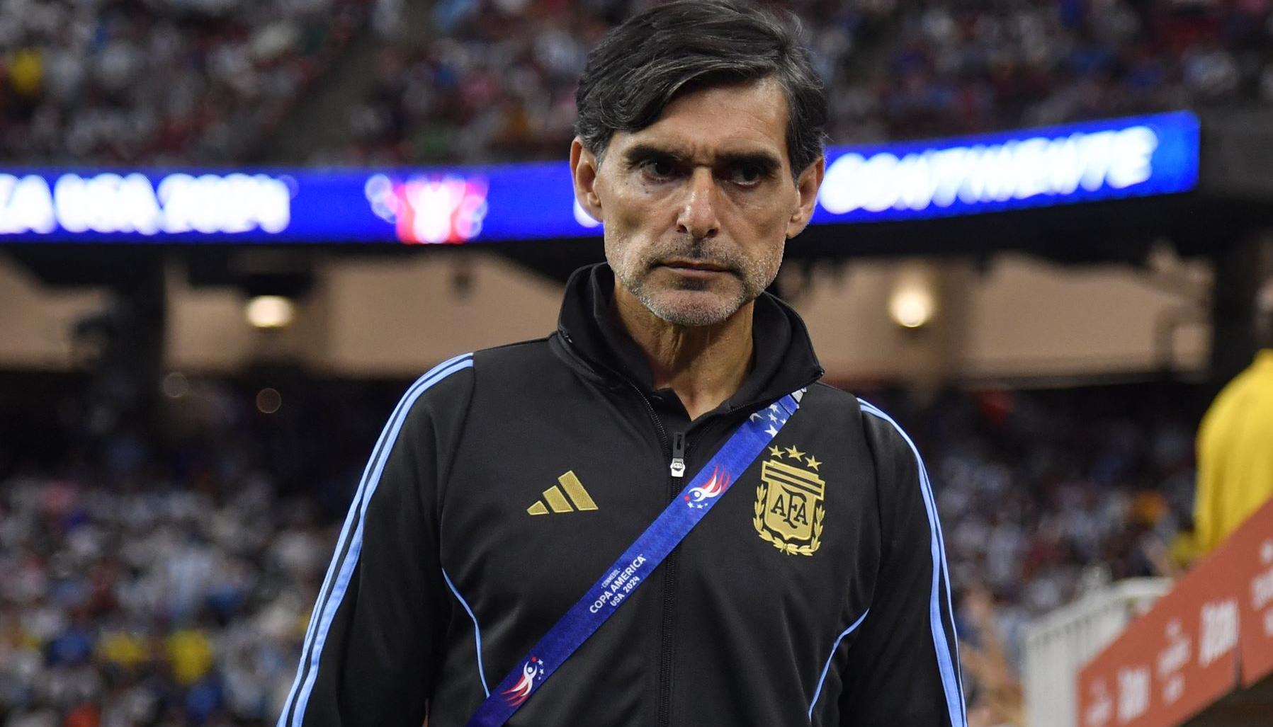 Roberto Ayala, ayudante de campo en la selección Argentina. 