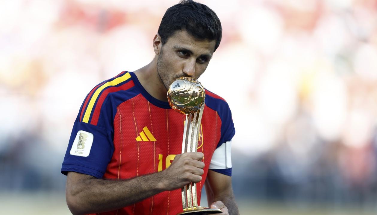 Rodrigo Hernández, capitán de España, fue escogido como el mejor jugador del Mundial. 
