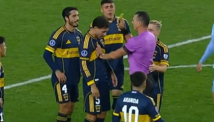 Momento en que Wílmar Roldán le muestra la tarjeta amarilla a Leandro Paredes.