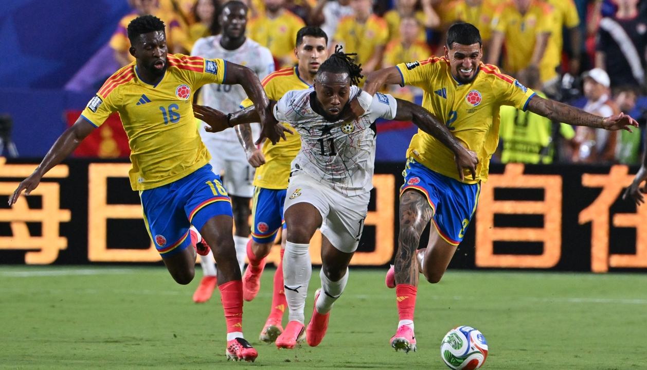 Jefferson Lerma y Daniel Muñoz intentan evitar el avance de Antoine Semenyo.