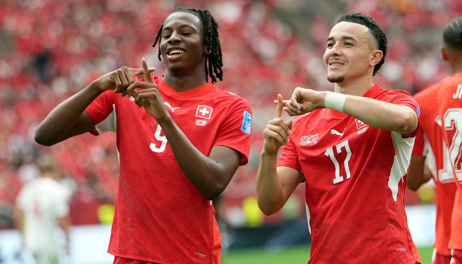 Johan Manzambi y Ruben Vargas, jugadores de la selección de Suiza.