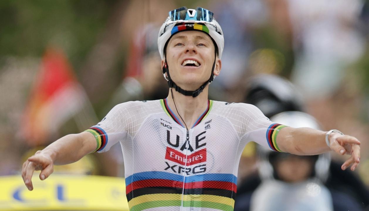 Tadej Pogacar cruza la meta como ganador de la sexta etapa del Tour de Francia. 