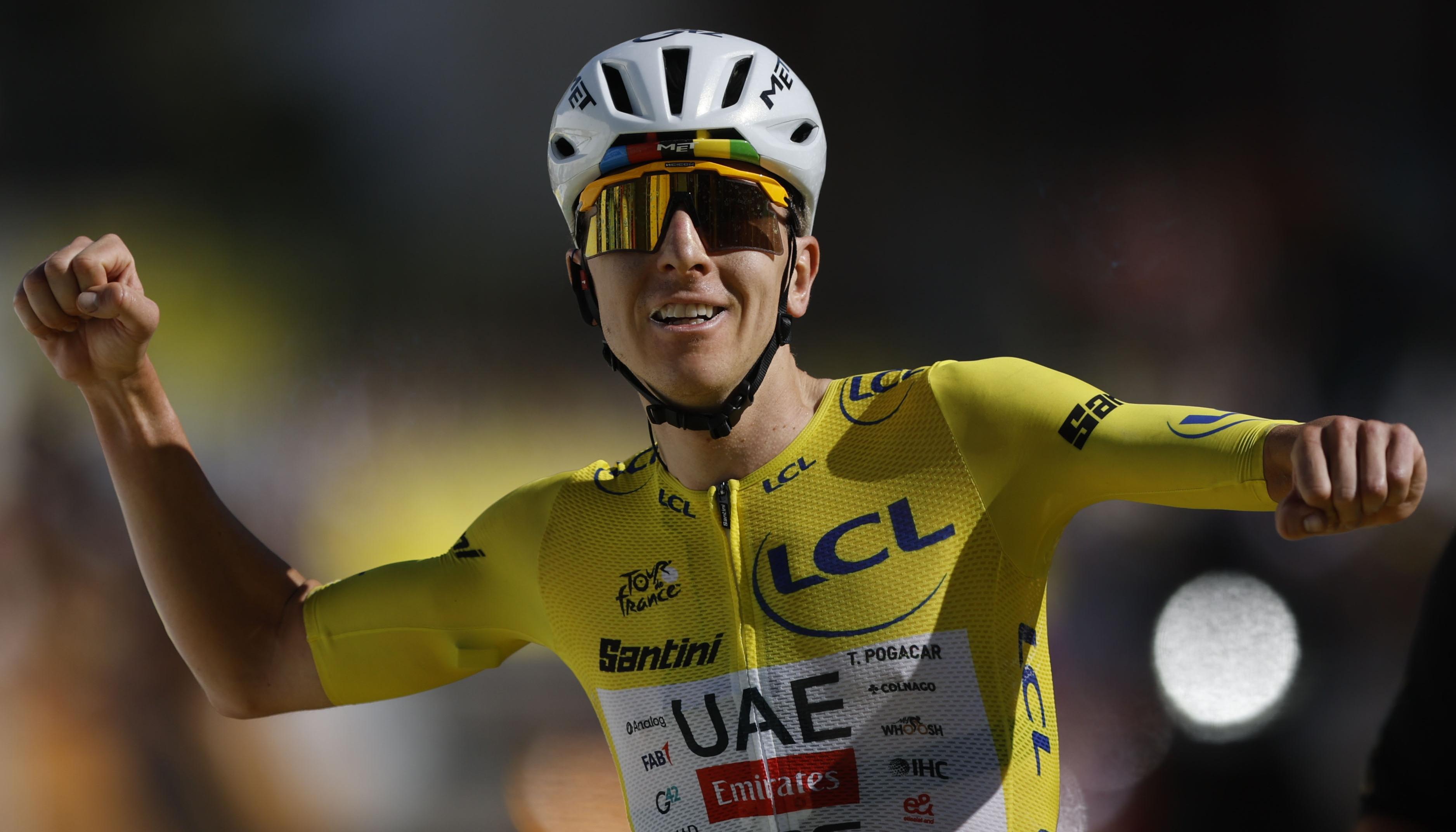 Tadej Pogacar celebra tras ganar la etapa 18 del Tour de Francia.