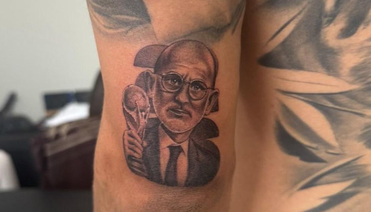 El rostro de Luis De la Fuente, tatuado en el brazo izquierdo de Marc Cucurella. 