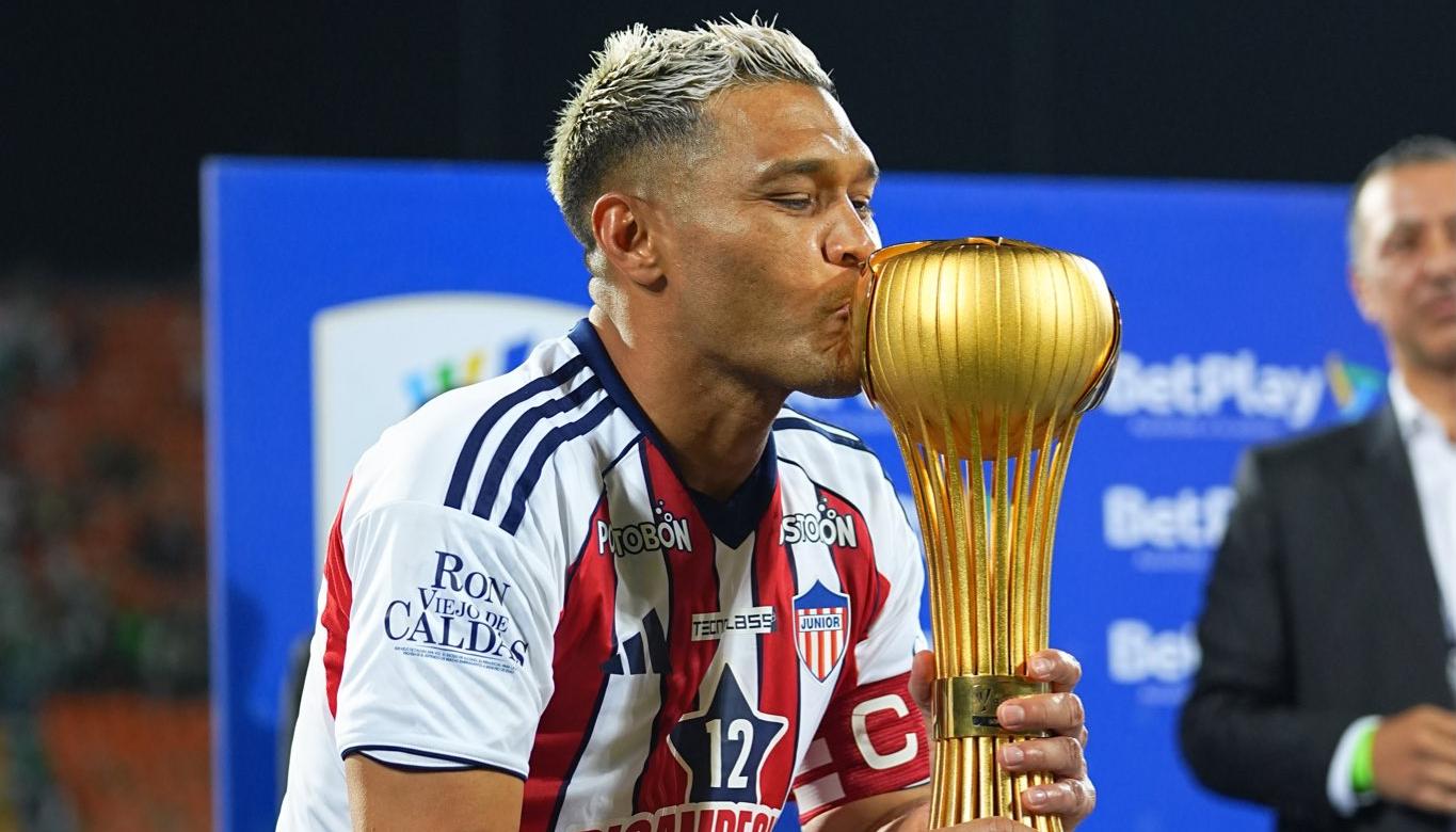 Teófilo Gutiérrez besa el trofeo de campeón con Junior en el primer semestre de 2026.