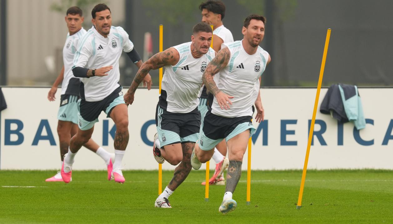 Leandro Paredes, Rodrigo De Paul y Lionel Messi, jugadores de la selección Argentina. 