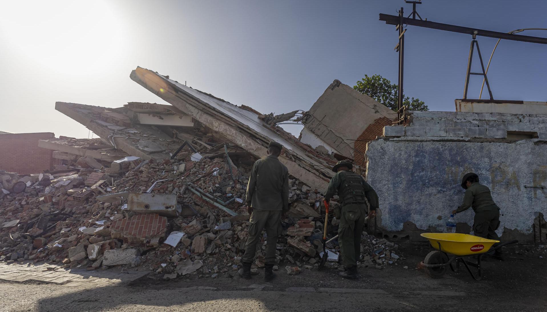 Miembros del Ejercito de Venezuela recogen escombros en zona del desastre. 