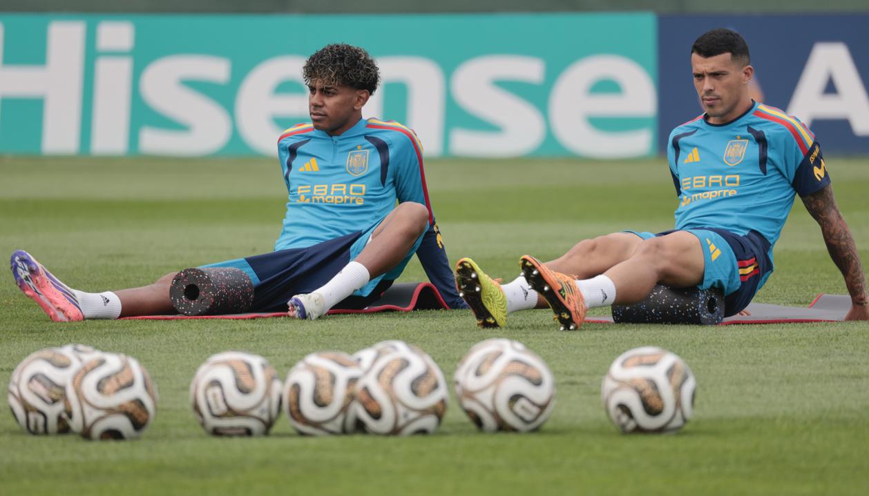 Lamine Yamal y Pedro Porro durante el entrenamiento de España este jueves.