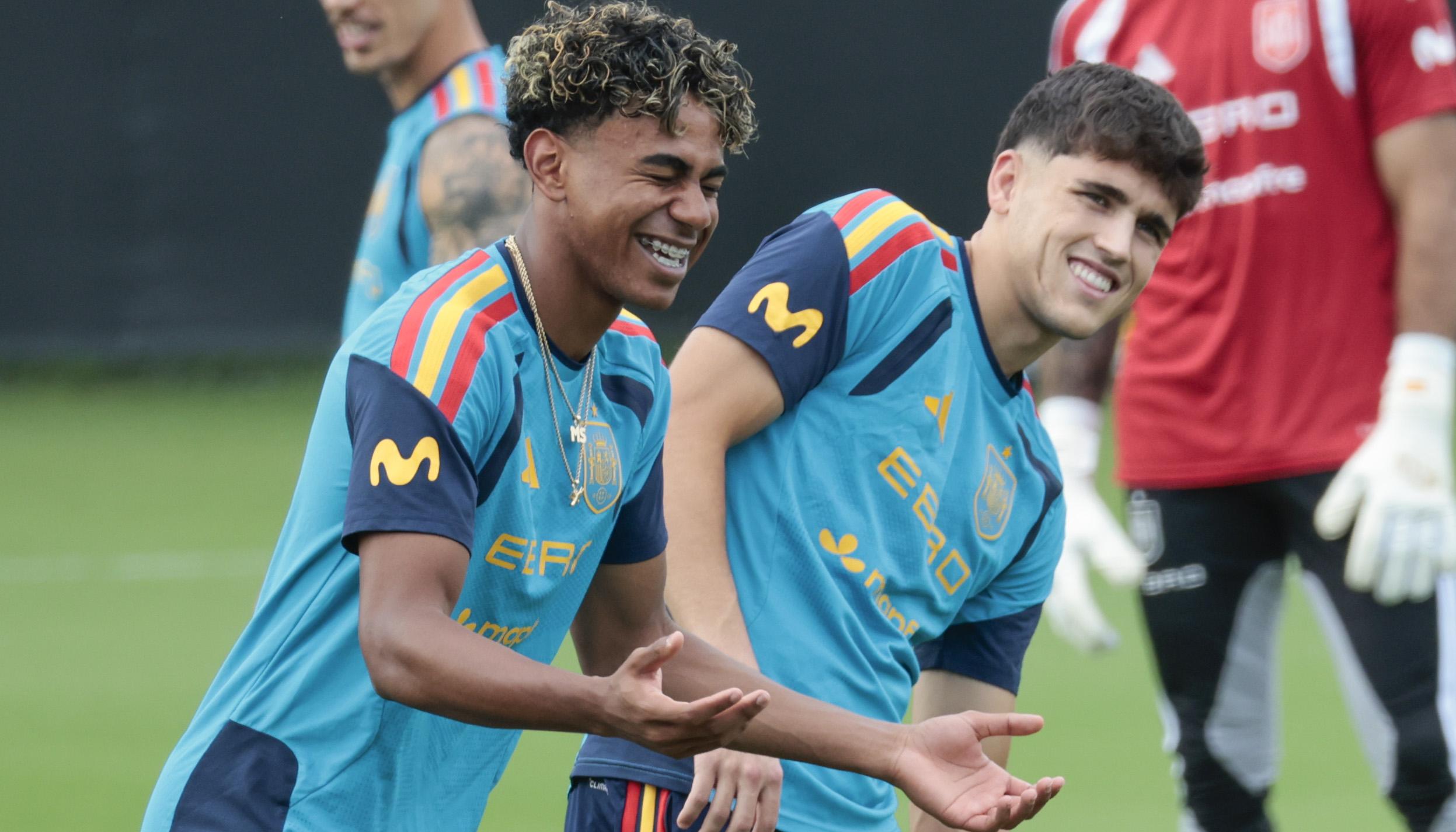 Lamine Yamal y Pau Cubarsí, jugadores de la selección española. 