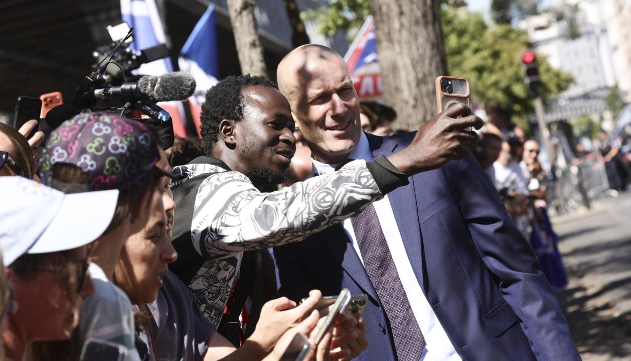 Zinedine Zidane comparte con aficionados en su presentación como nuevo seleccionador de Francia.