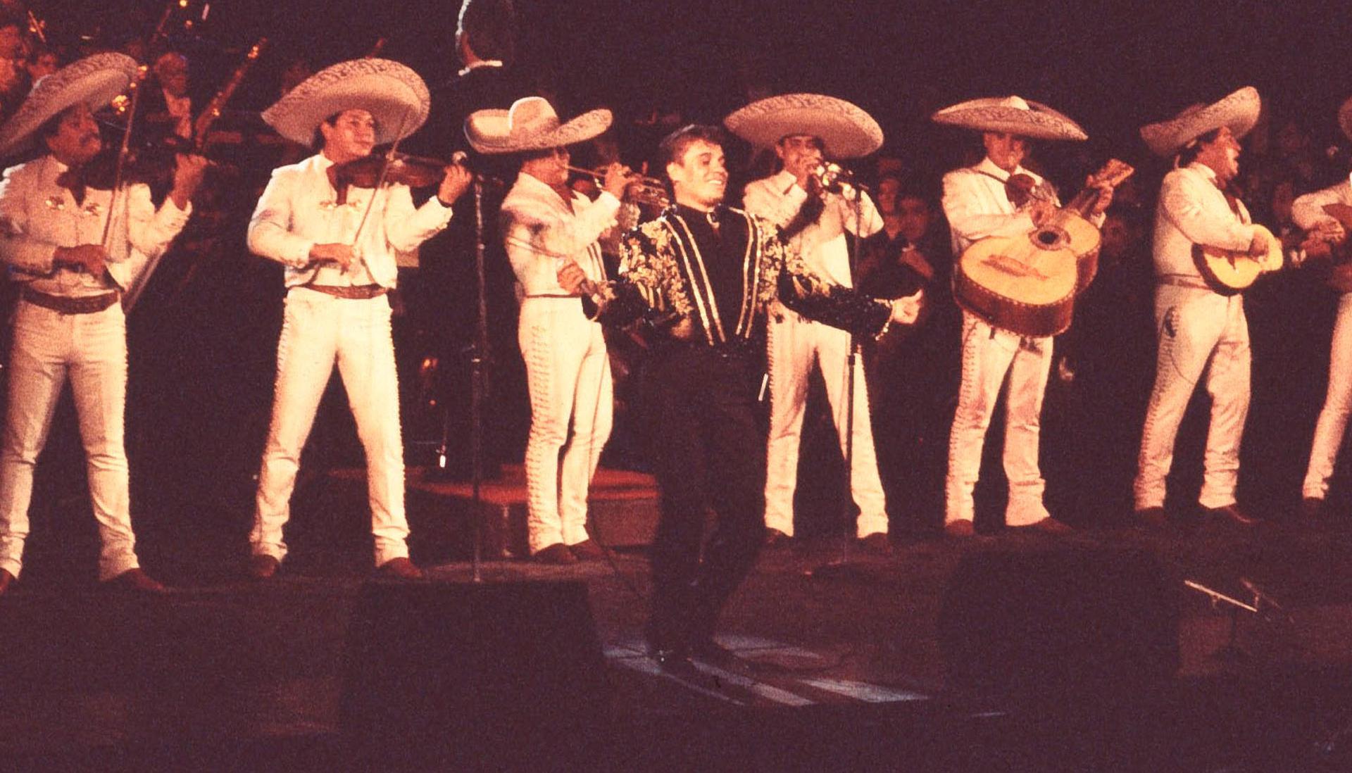 Juan Gabriel durante una escena de la película 'Juan Gabriel: Mi primer bellas artes' proyectada hoy. 
