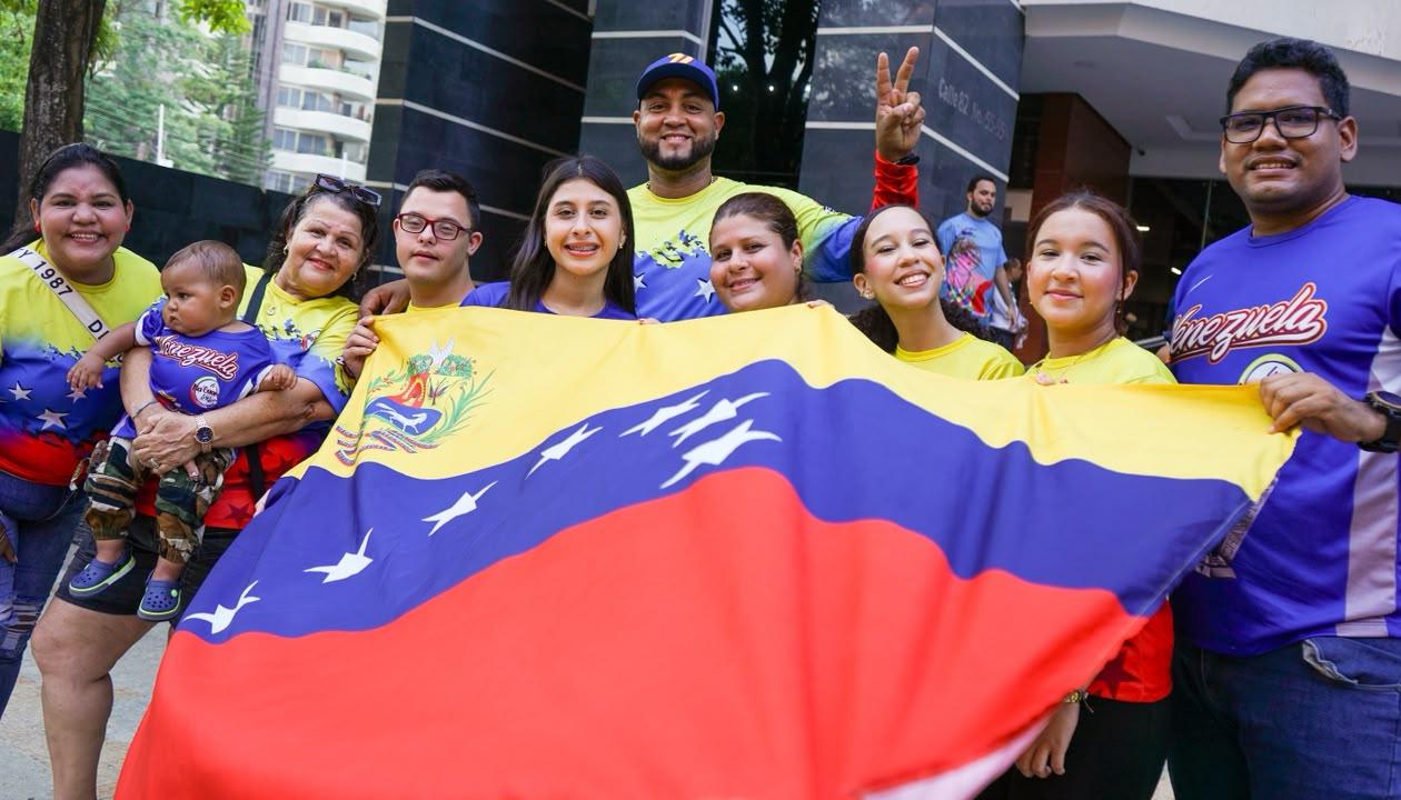 Venezolanos en Barranquilla entregando ayudas para damnificados por terremoto en Colombia