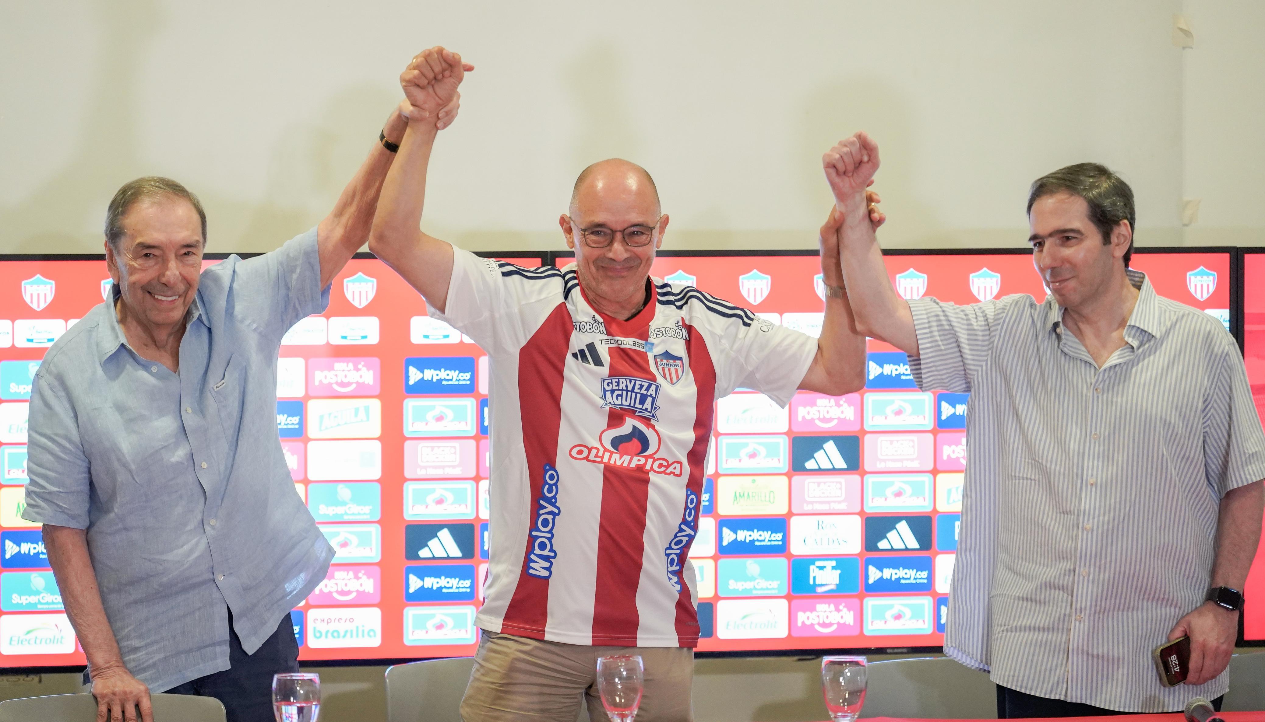 Antonio Char y Fuad Char durante la presentacion, hace un año, de Alfredo Arias como técnico del Junior. 