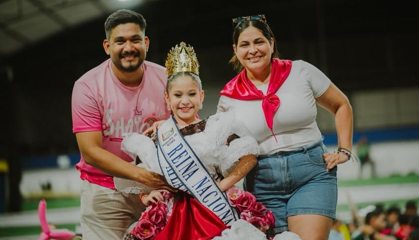 Shayoo Geraldino Cantillo junto a sus padres tras recibir la corona. 