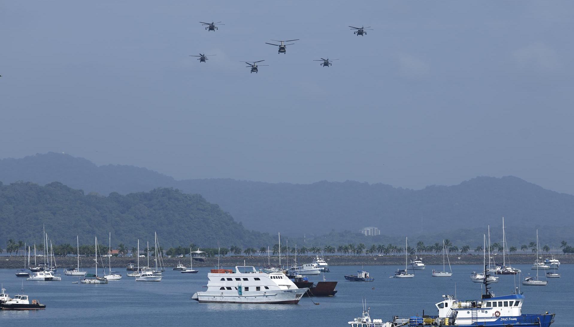 Helicópteros de diferentes Fuerzas Armadas. 