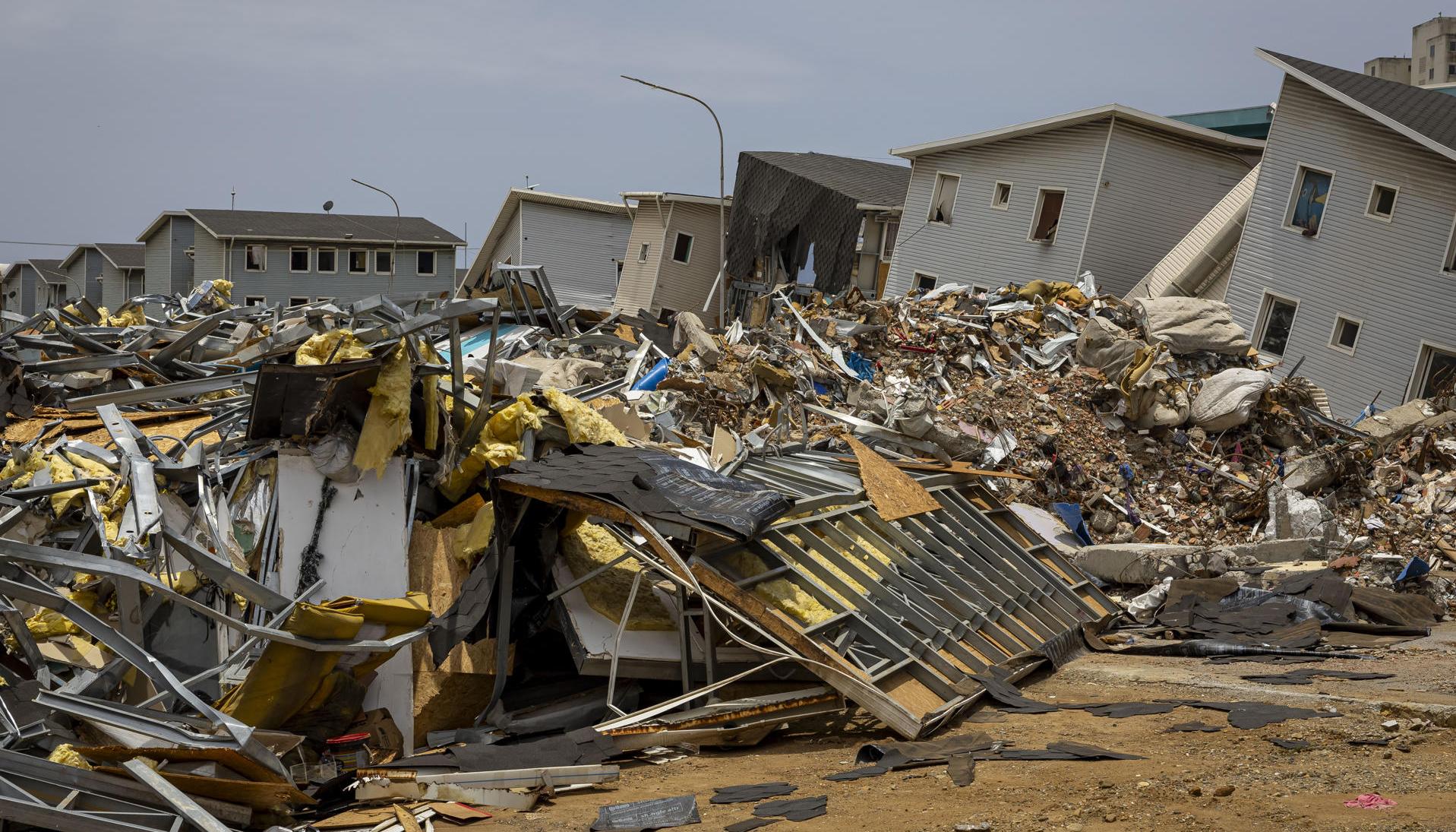 Escombros de viviendas afectadas por los terremotos del 24 junio en Catia La Mar.