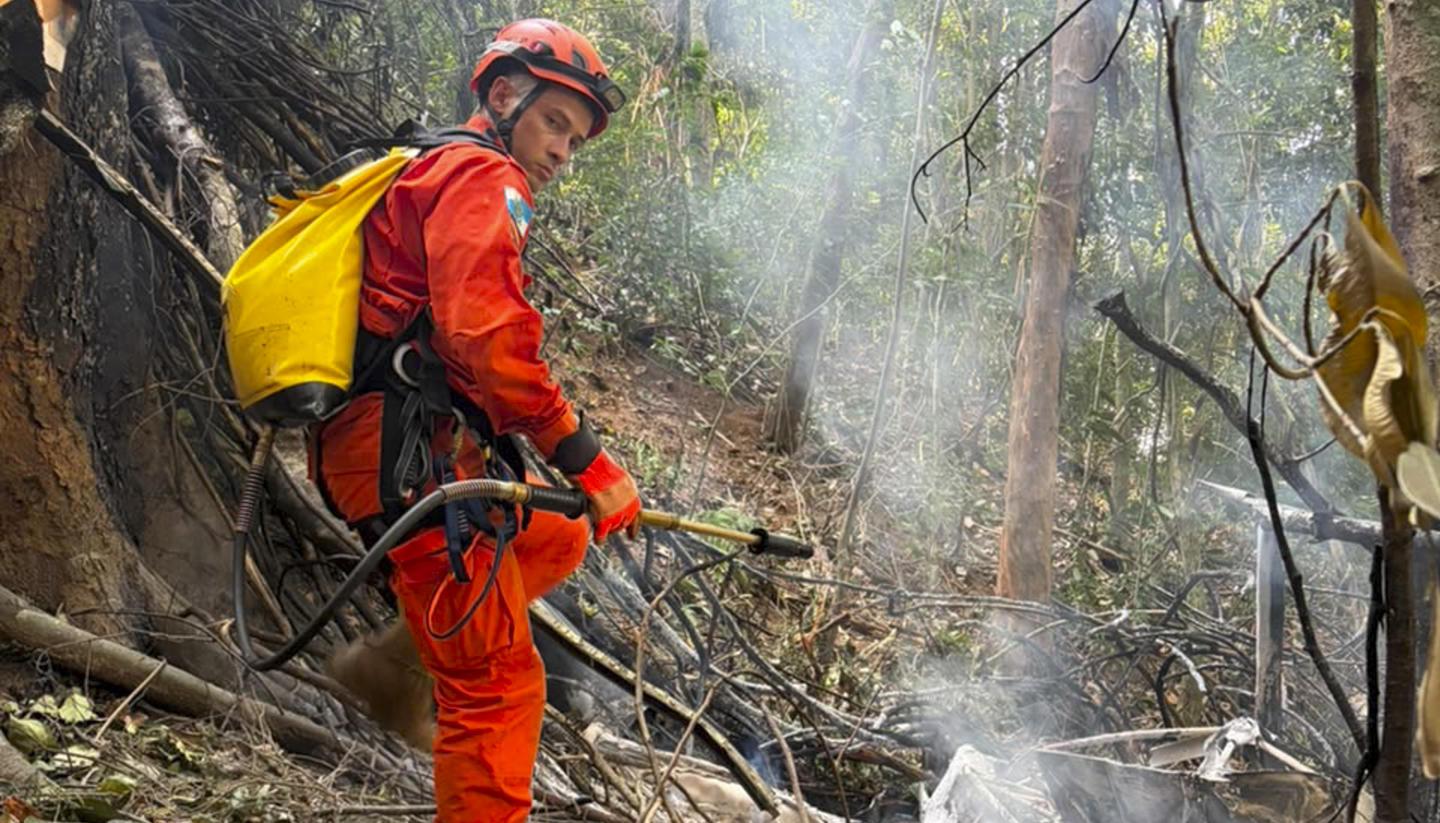 Bomberos en el lugar del accidente. 