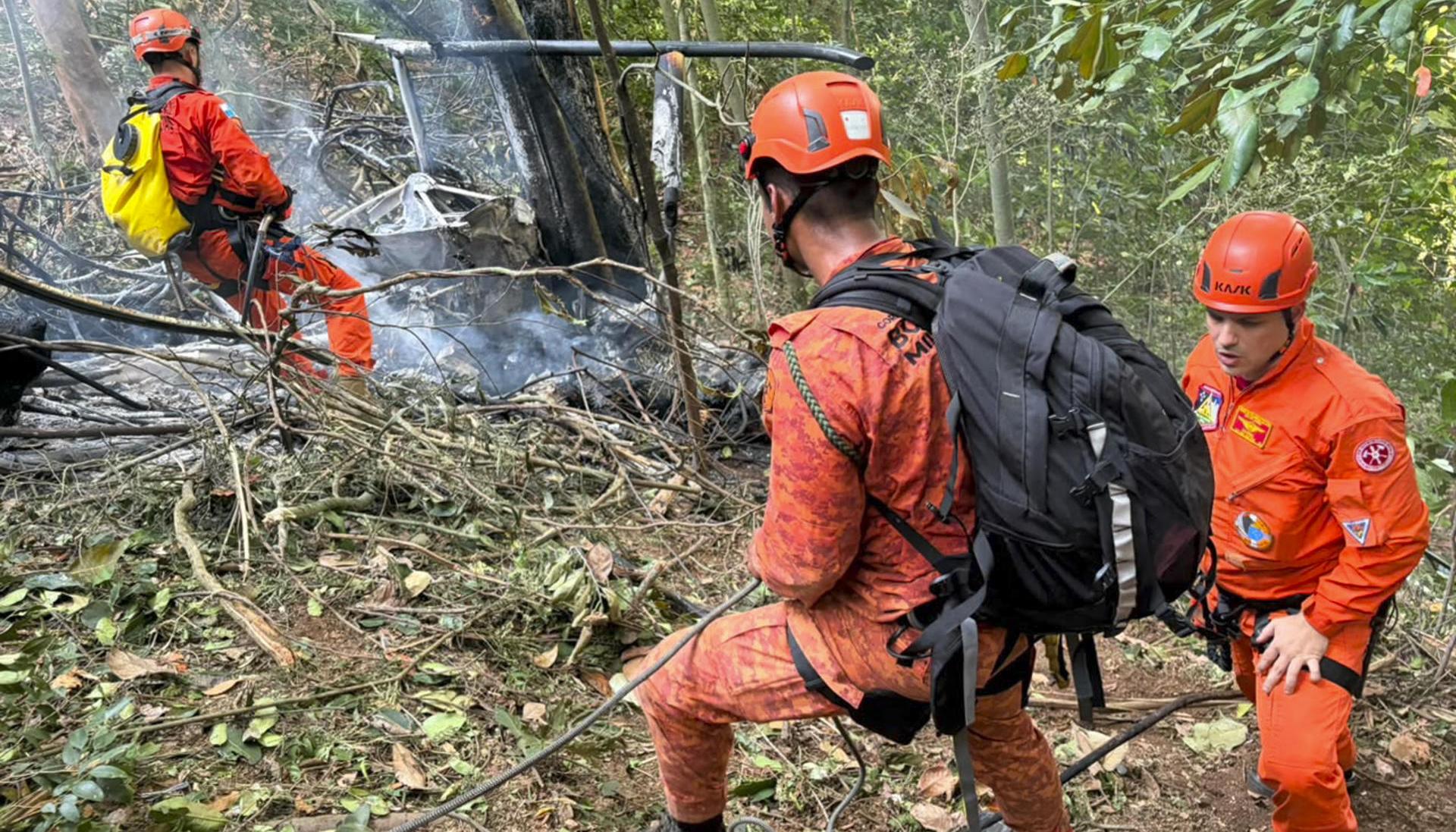 Bomberos trabajan en el lugar donde ocurrió el accidente.