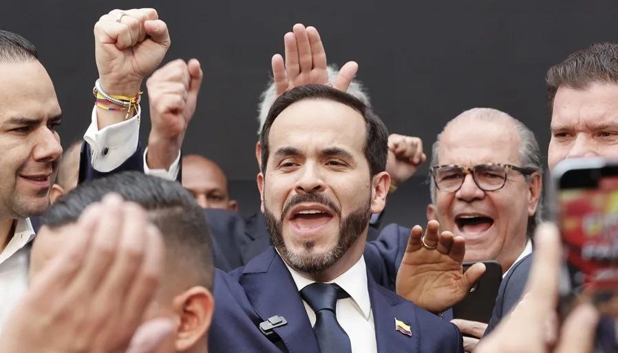 La ceremonia de investidura presidencial se celebra tradicionalmente el 7 de agosto en el Salón Elíptico del Capitolio Nacional.