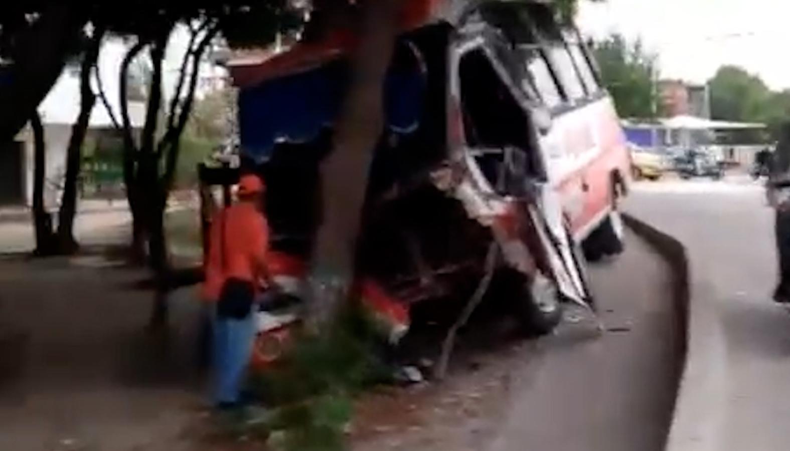 La buseta colisionó al final con un árbol. 