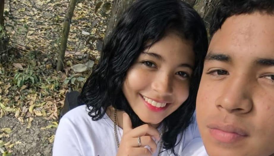 Eder Gonzales Herrera, de 17 años, y su hermanita de 13. 